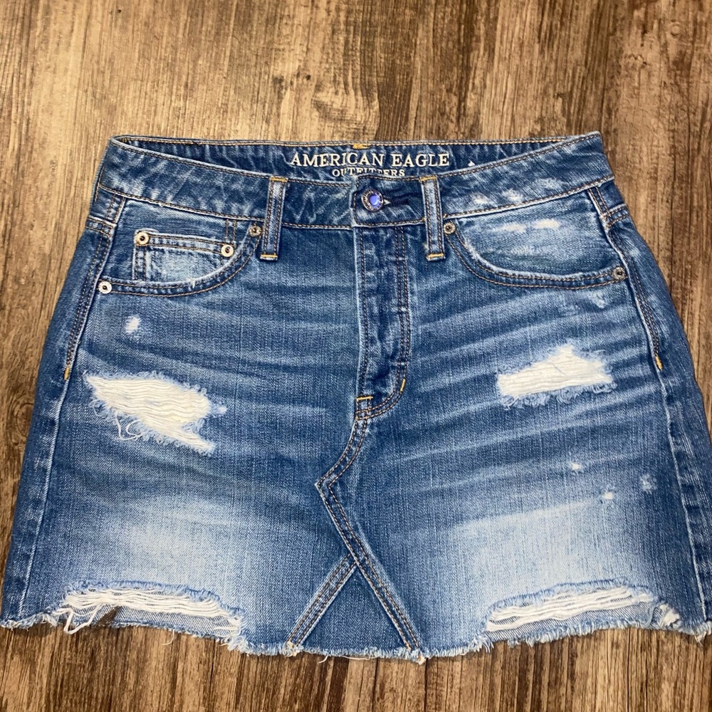 AE distressed skirt